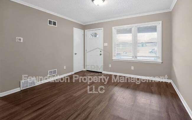 Foto del edificio - 4689 Raleigh Lagrange Rd