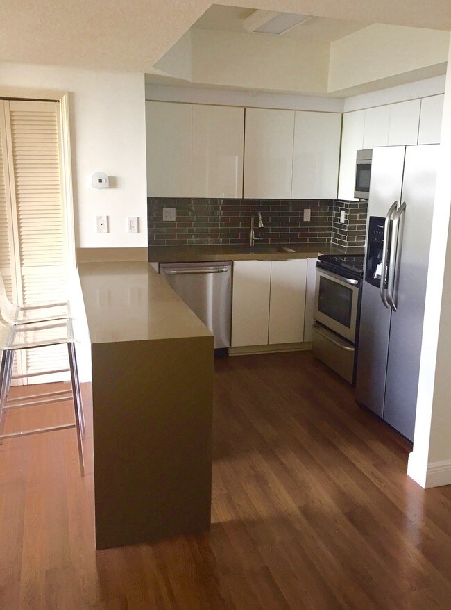 Fully renovated kitchen w/stainless steel app - 3500 Coral Way