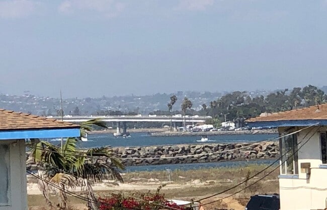 Building Photo - Gorgeous Condo a Block from the Beach in a...