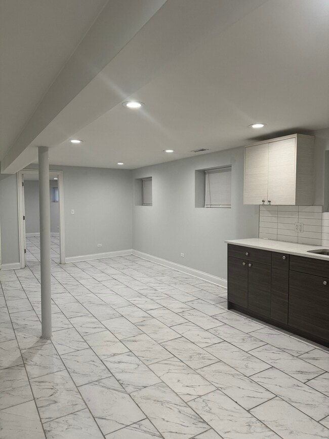 Building Photo - 7422 S Vernon Ave