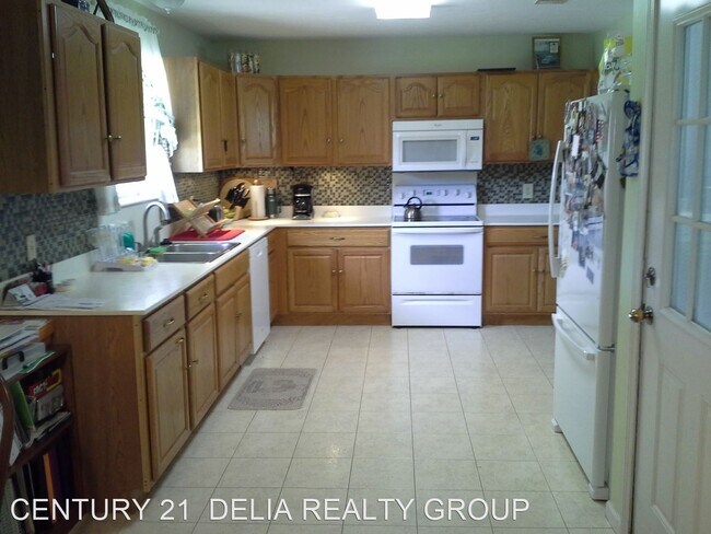 Building Photo - 3 br, 2 bath House - 211 North Ridge Dr.