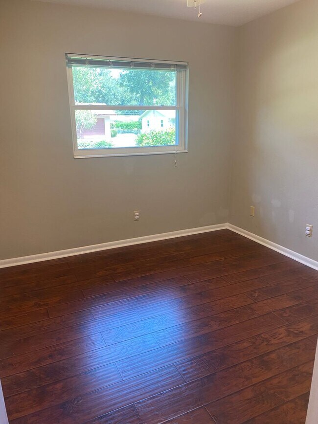 Building Photo - Lovely Single Family Home One Mile from Th...