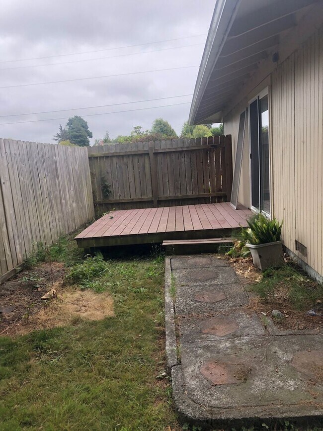 Building Photo - 1164 Madrone Way