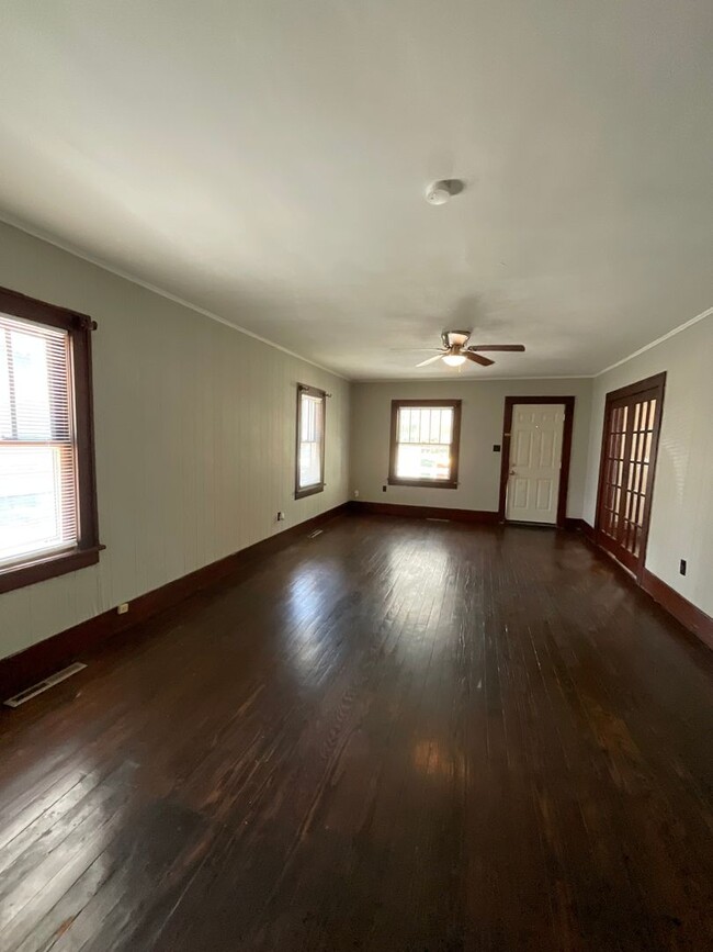 Building Photo - Nice 2 Bedroom 1 Bathroom Home