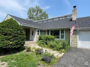 Building Photo - 836 W Everett Rd