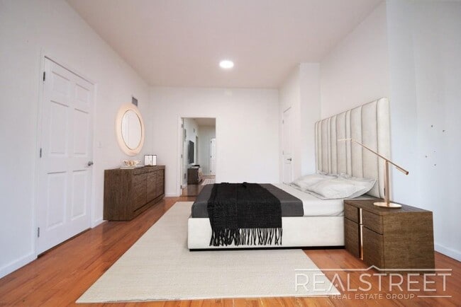 Building Photo - NO FEE! 3 BED 1.5 BATH DUPLEX in Stuyvesan...