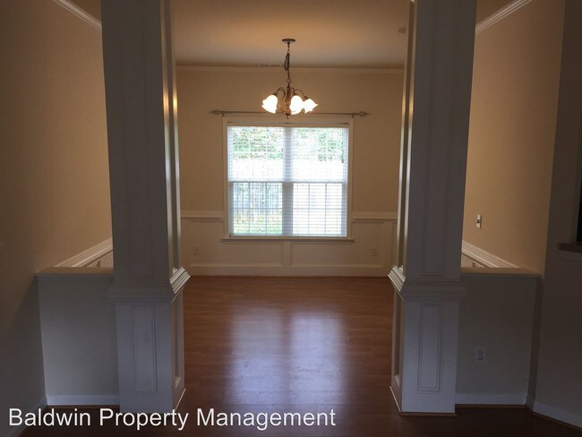Building Photo - 5663 Fairway Forest Dr