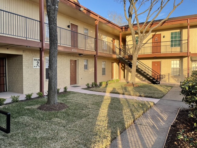 Courtyard - 4711 Palisade Dr