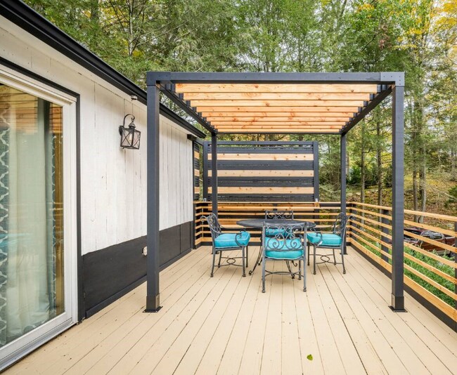 383 Newtown Turnpike Unit Apt., Weston, CT 06883 Room for Rent in