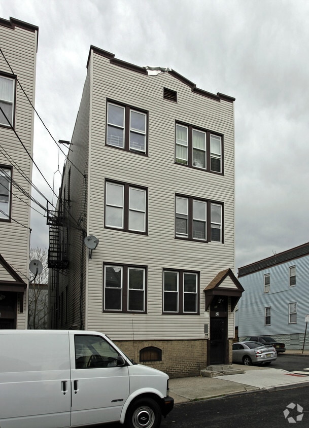 Primary Photo - 92 Woodlawn Ave