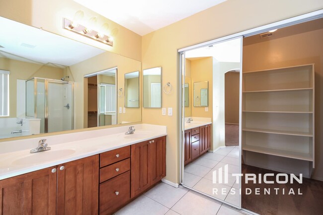 Foto del edificio - 11206 W Locust Ln