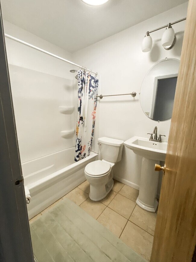 Foto del edificio - Three Bedroom With Garage