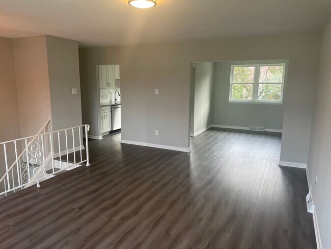 Building Photo - Charming 4 Bedroom/1.5 Bathroom newly reno...