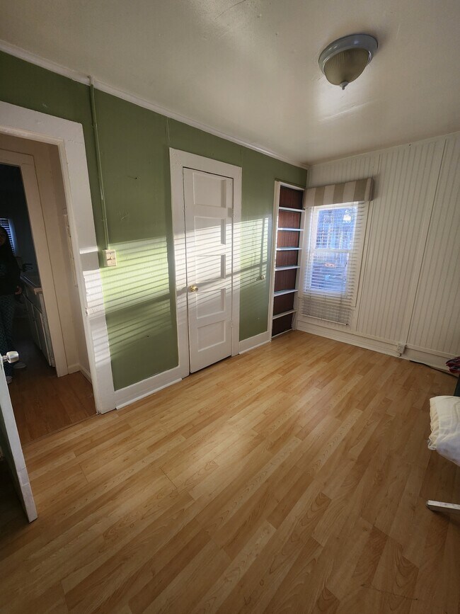 Bedroom - 805 Wave St