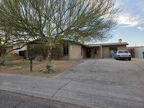 Building Photo - 2208 W Danbury Dr