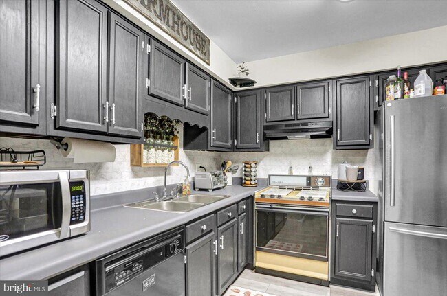 Building Photo - 175 Village Dr
