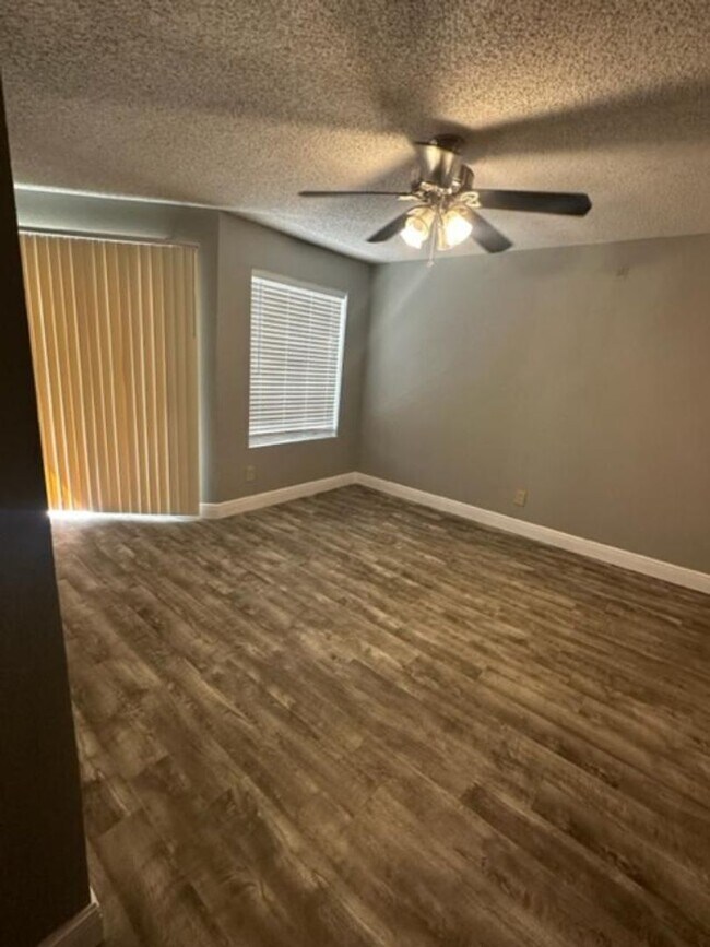 Building Photo - Great Location Close to I4 and 417 Seaworld