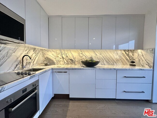 Foto del edificio - 999 N Doheny Dr