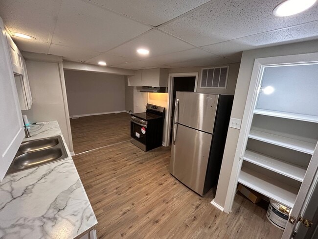 Building Photo - Easy and Breezy on Lakeview