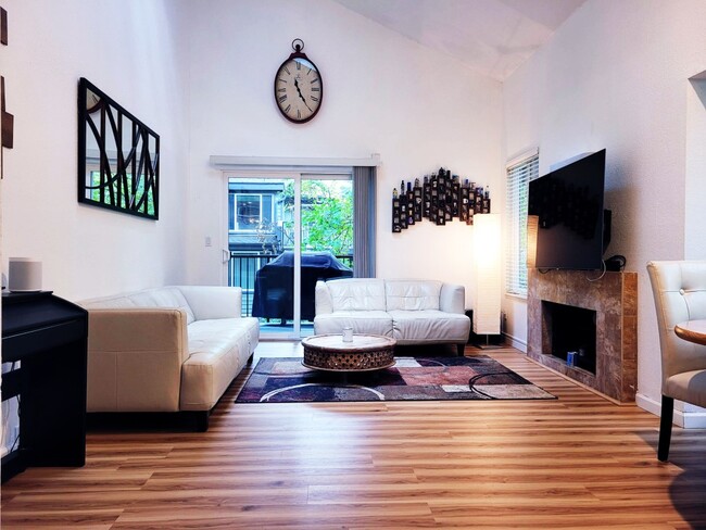 Living room with vaulted ceiling, skylight - 14415 NE 30th Pl
