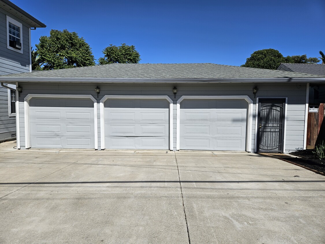 Center garage & driveway - 523 W 6th St
