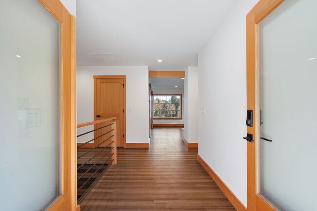 Foto del edificio - Lake Oswego Four Bedroom Home with View of...