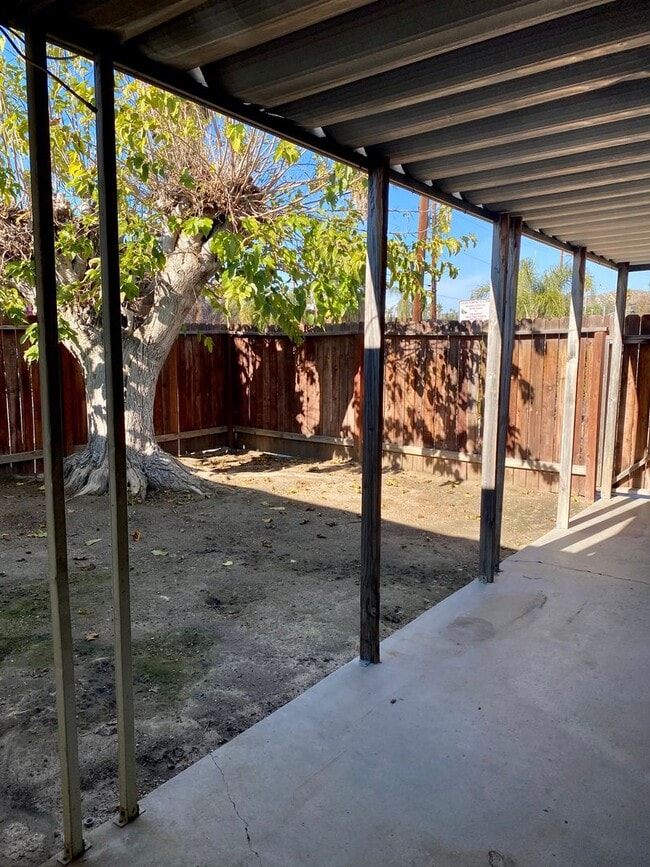 Building Photo - 2 Bedroom, 2 Bathroom Duplex in Hemet - Av...