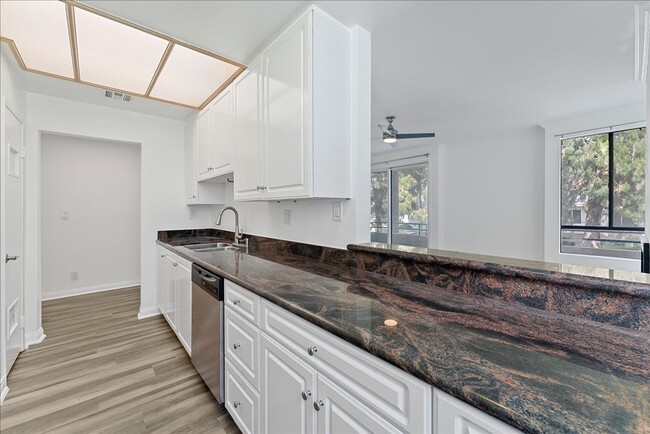 Foto del edificio - 4741 Radford Ave