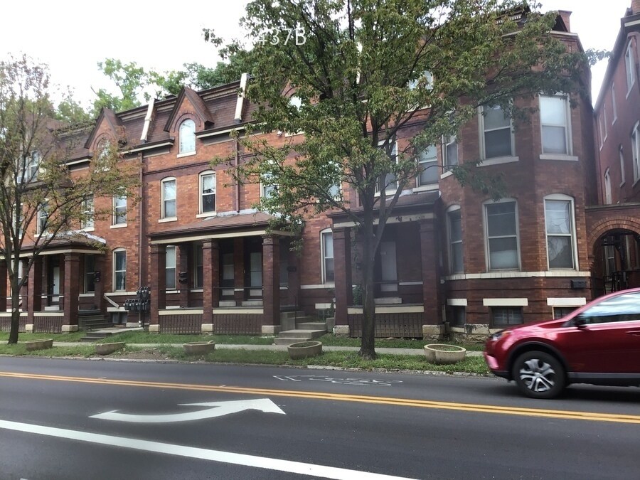 Primary Photo - 1437 Neil Ave
