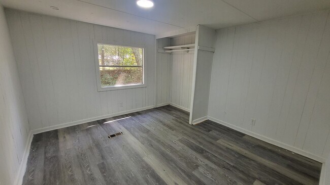 Building Photo - Two Bedroom Mobile home on Large Lot!