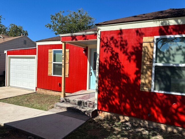 Foto del edificio - COMPLETE REMODEL! 2 bed 1 bath 1 car garage!