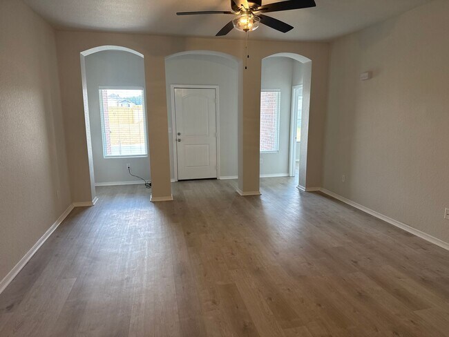 Foto del edificio - *MOVE-IN SPECIAL!* BRAND NEW Four Bedroom ...