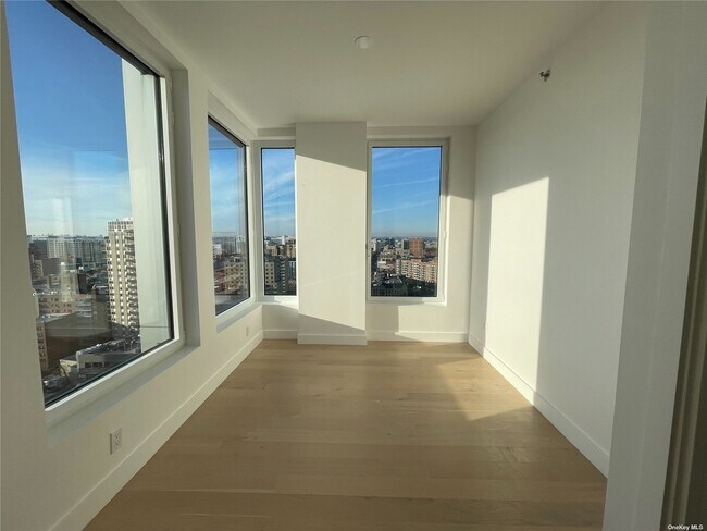 Foto del edificio - 136-18 Maple Ave