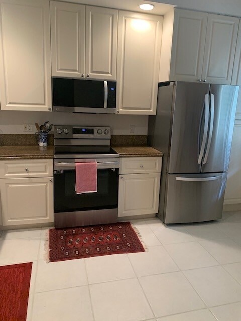 New appliances in kitchen - 17 Harbour Isle Dr W