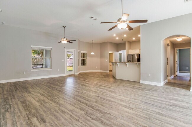 Building Photo - Spacious 4-Bedroom / 3 Bathroom + Office c...