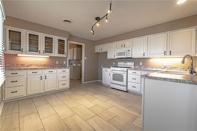 Building Photo - 1425 N Main St