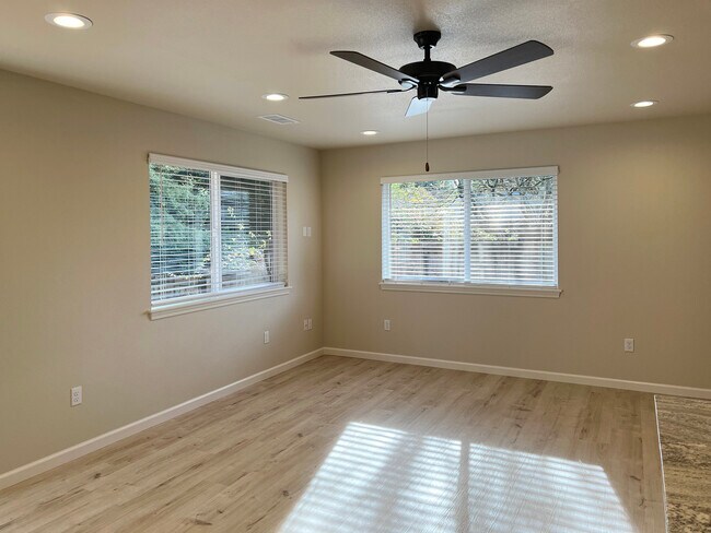 Foto del edificio - 6107 Beechwood Dr