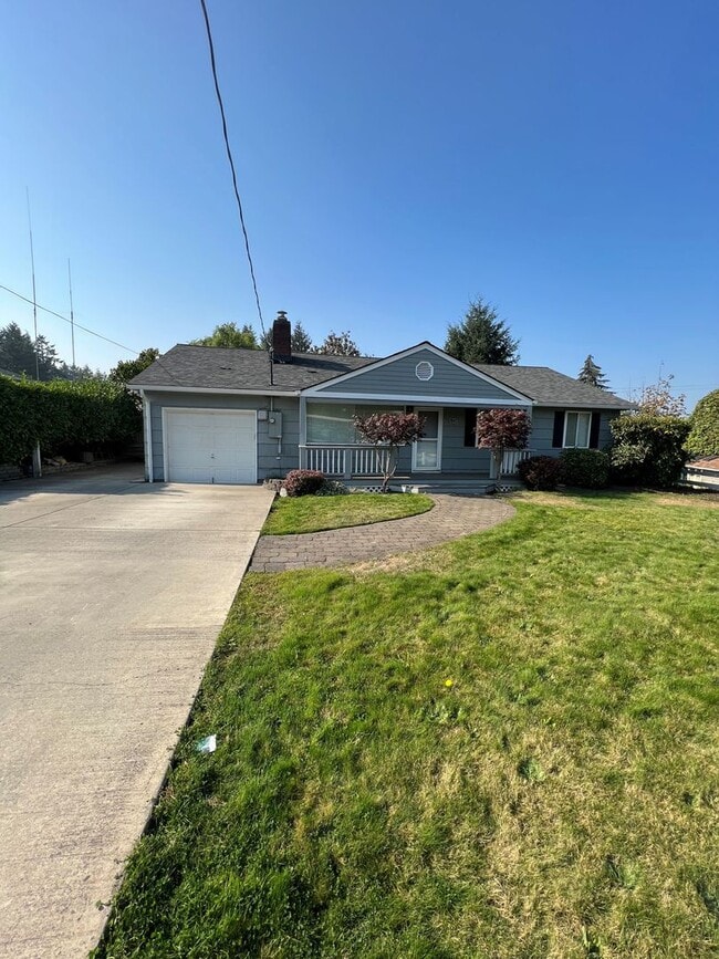 Building Photo - 3002 Elwood Dr W