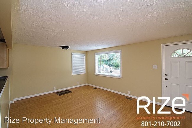 Building Photo - 3 br, 1 bath House - 1233 Redwood Dr