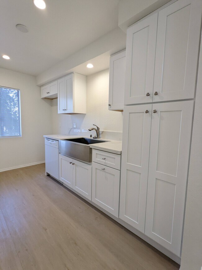 Foto del edificio - 5805 Whitsett Ave