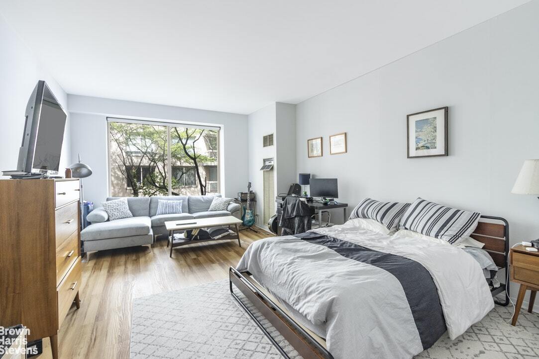 Building Photo - 205 E 68th St