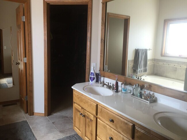 Foto del edificio - All Brick/Stone 4 Bedroom Home Available! ...
