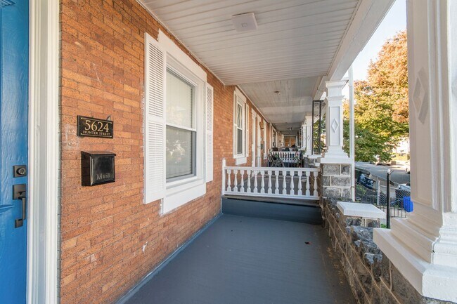Foto del edificio - Fully Renovated 3-Bedroom Townhome by Over...