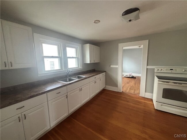 Building Photo - 200 Center St