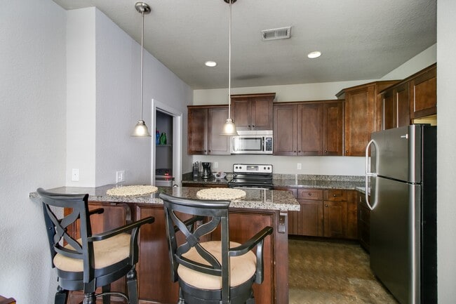 Building Photo - 15971 S Crestview Dr