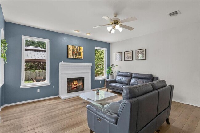Building Photo - 706 Hilltop Dr