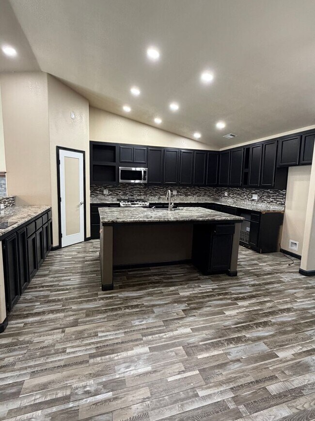 Foto del edificio - 4 Bedroom home in Ravenwood Estates