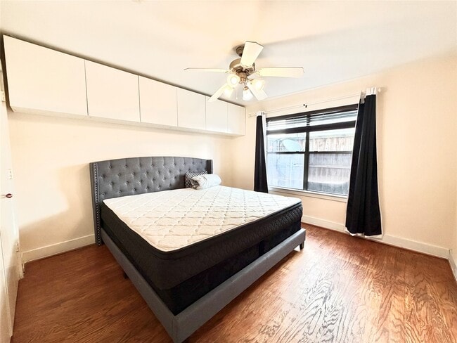 Foto del edificio - 8638 Meadowcroft Dr