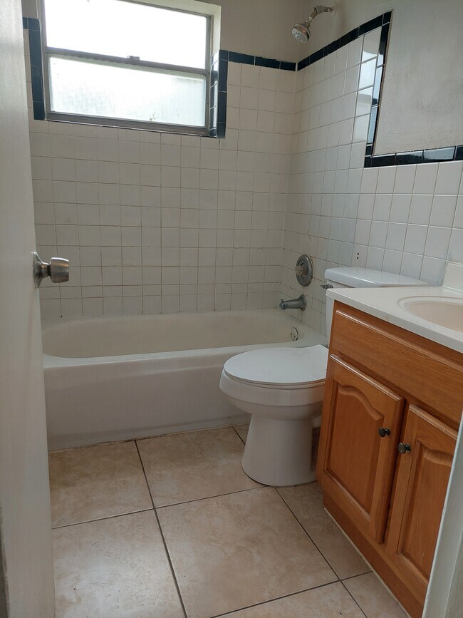 Baño - 653 Bonnie Ln