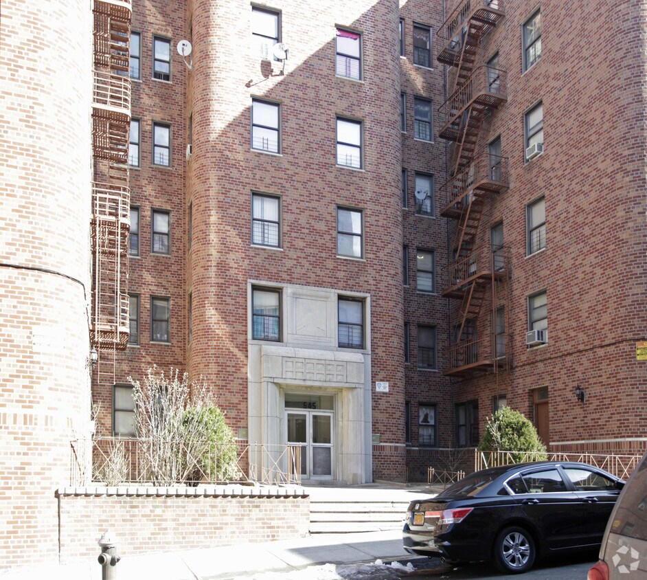 Building Photo - 645 E 231st St